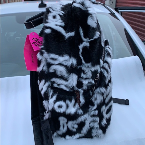NWT BETSEY JOHNSON LARGE FAUX FUR BACKPACK - Picture 3 of 8
